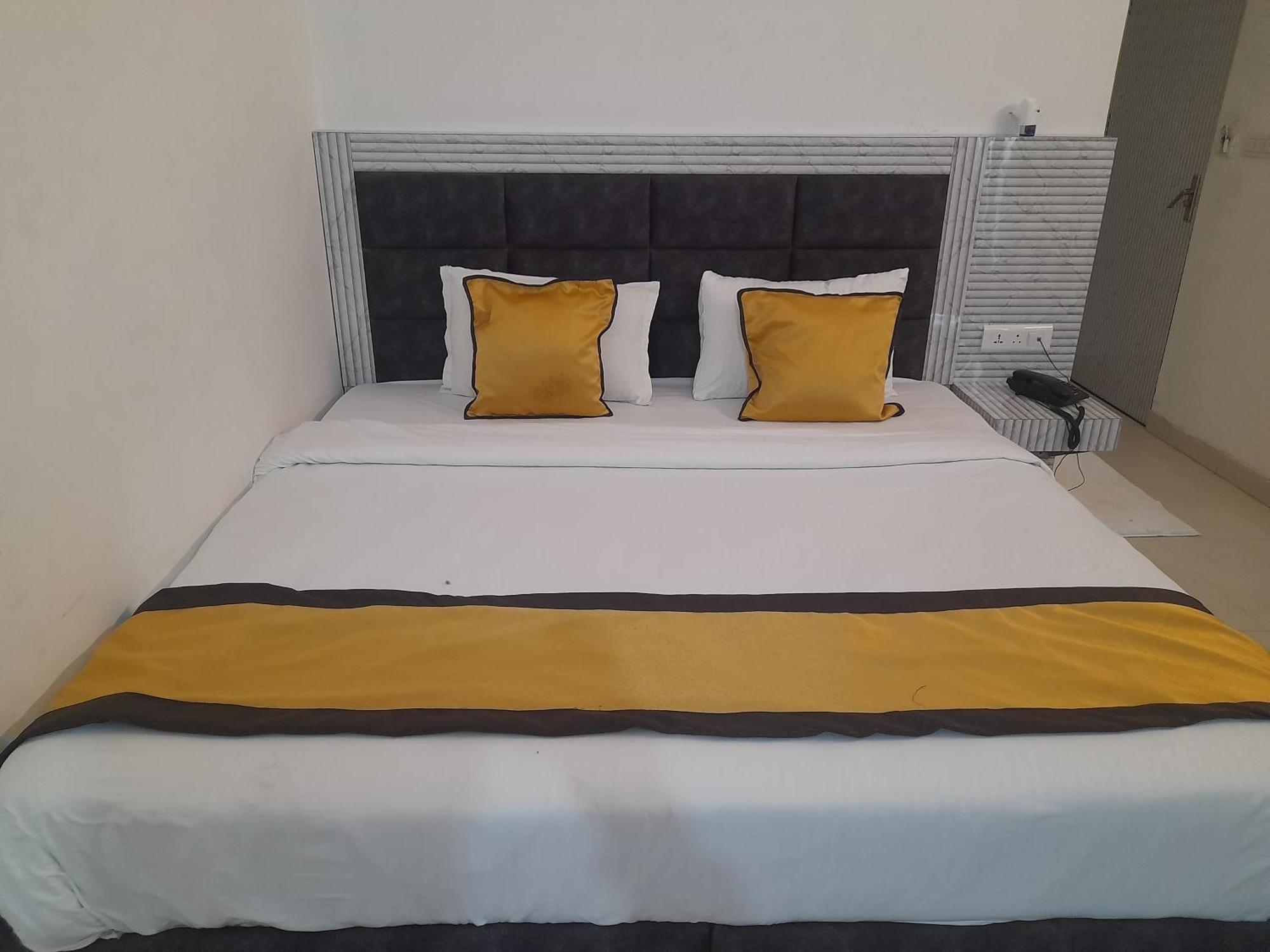 Hotel Global Inn -1 Km From Railway Station - Lift Food And Free Parking Lucknow Zewnętrze zdjęcie