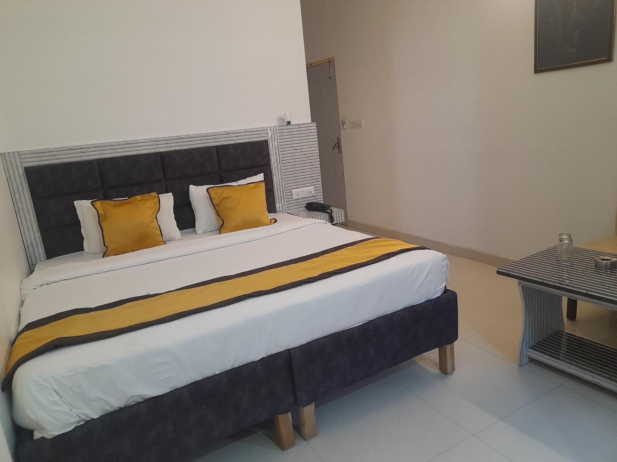 Hotel Global Inn -1 Km From Railway Station - Lift Food And Free Parking Lucknow Zewnętrze zdjęcie