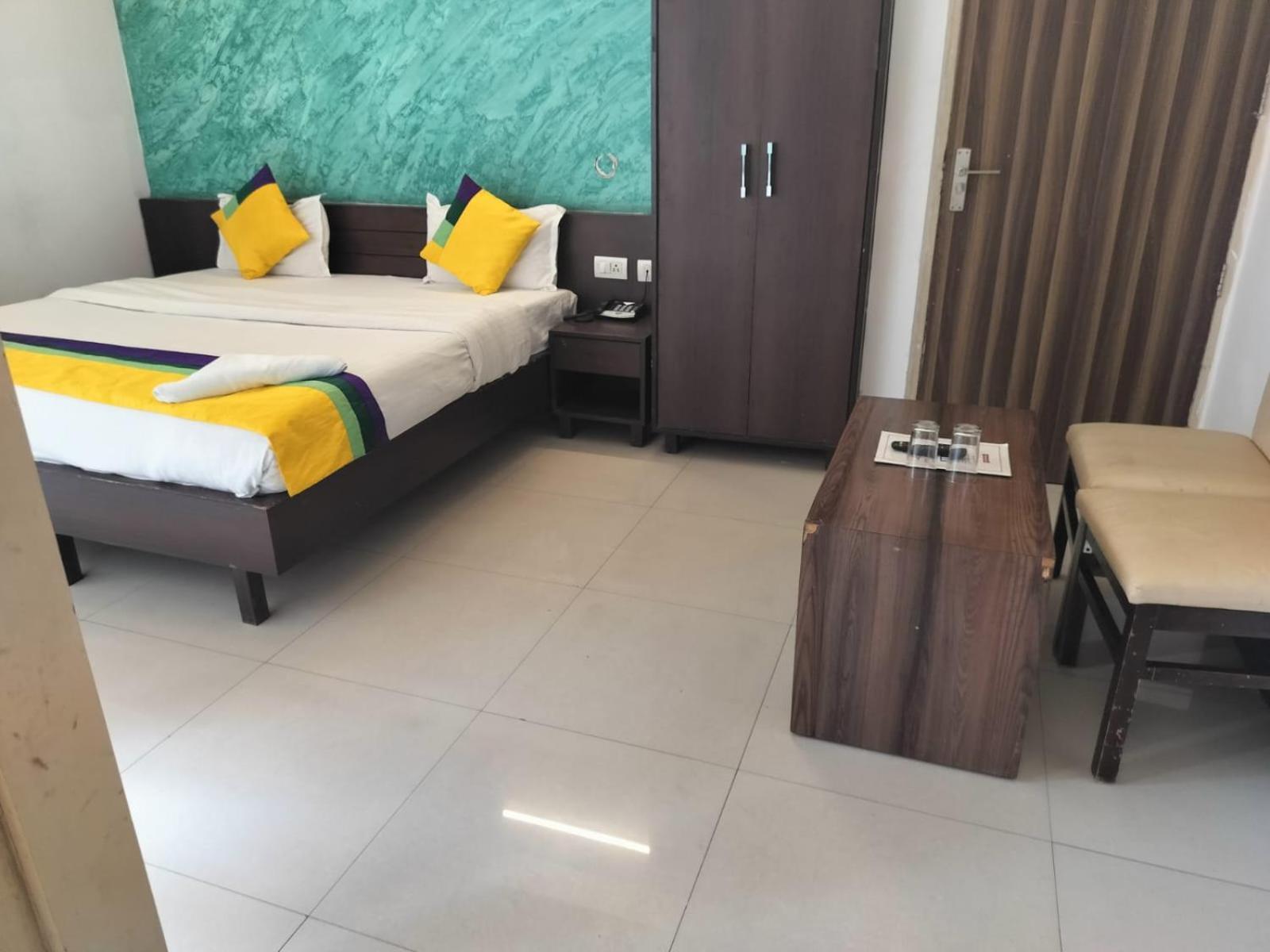 Hotel Global Inn -1 Km From Railway Station - Lift Food And Free Parking Lucknow Pokój zdjęcie