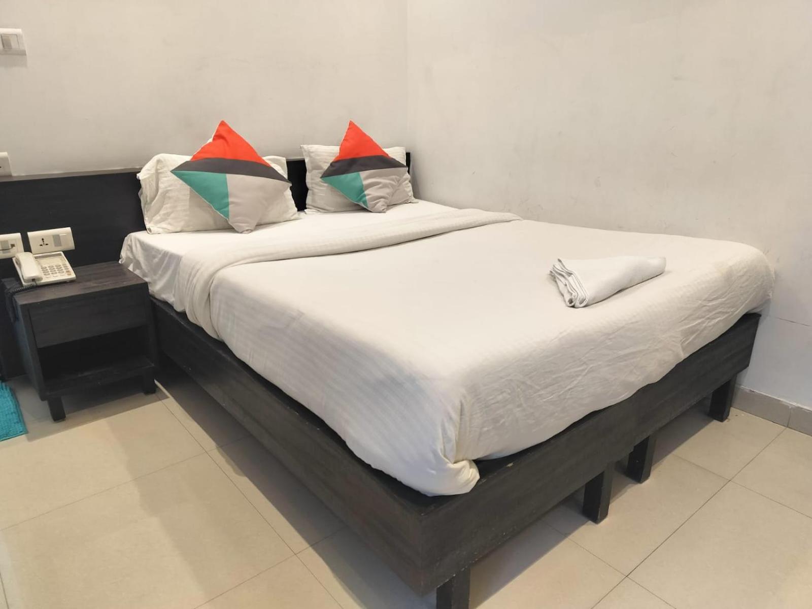Hotel Global Inn -1 Km From Railway Station - Lift Food And Free Parking Lucknow Pokój zdjęcie