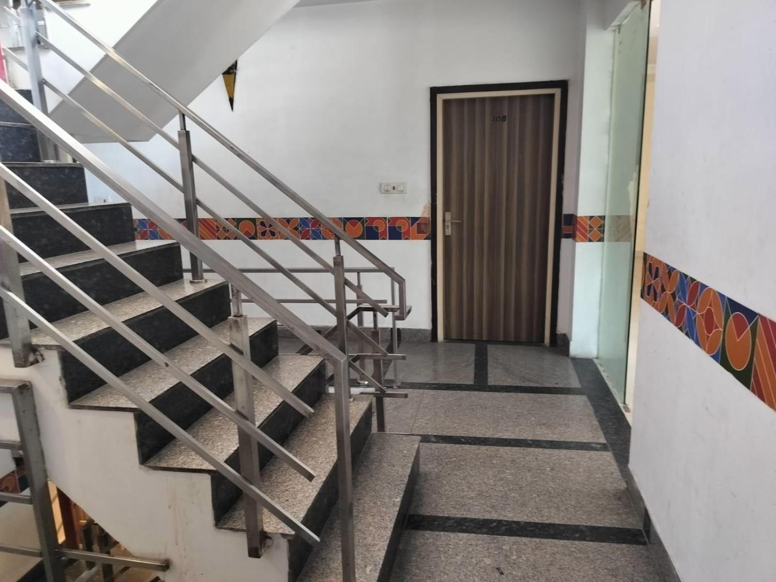 Hotel Global Inn -1 Km From Railway Station - Lift Food And Free Parking Lucknow Zewnętrze zdjęcie
